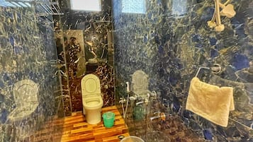 Chambre Familiale, vue piscine | Salle de bain | Serviettes fournies, savon
