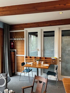Dining - Bright Seattle 1 Bed in Mt. Baker/Columbia City near Lake Washington (Seattle)