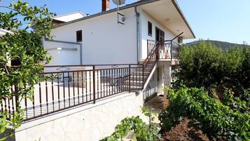 Apartamento (Two Bedroom Apartment with Terrace) | Fachada