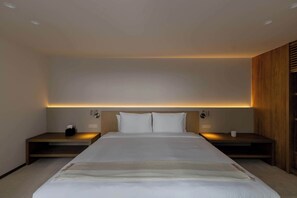 1 slaapkamer, een bureau, een strijkplank/strijkijzer, reisbedje