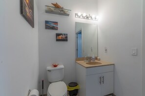 Shower, jetted bath, hair dryer, towels - Master King plus 2 Queens by NYC & onsite gym (Jersey City)