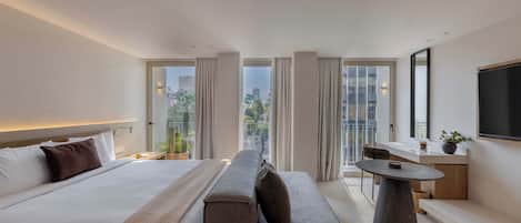 1 habitación, escritorio, tabla de planchar con plancha y cuna de viaje