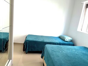 3 bedrooms, WiFi, bed sheets, wheelchair access - Spacious apartment steps from the sea, close to local shops. (Guarujá)
