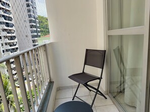 Property grounds - Spacious apartment steps from the sea, close to local shops. (Guarujá)