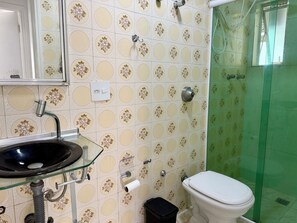Towels, soap - Spacious apartment steps from the sea, close to local shops. (Guarujá)