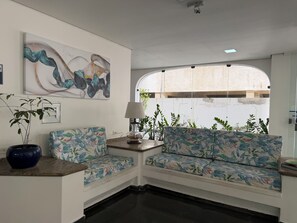 Interior - Spacious apartment steps from the sea, close to local shops. (Guarujá)