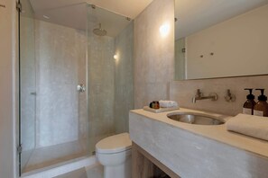 Shower, hair dryer, towels, shampoo - Capitalia | 2BR connecting Forest with City Living (Ciudad de México)