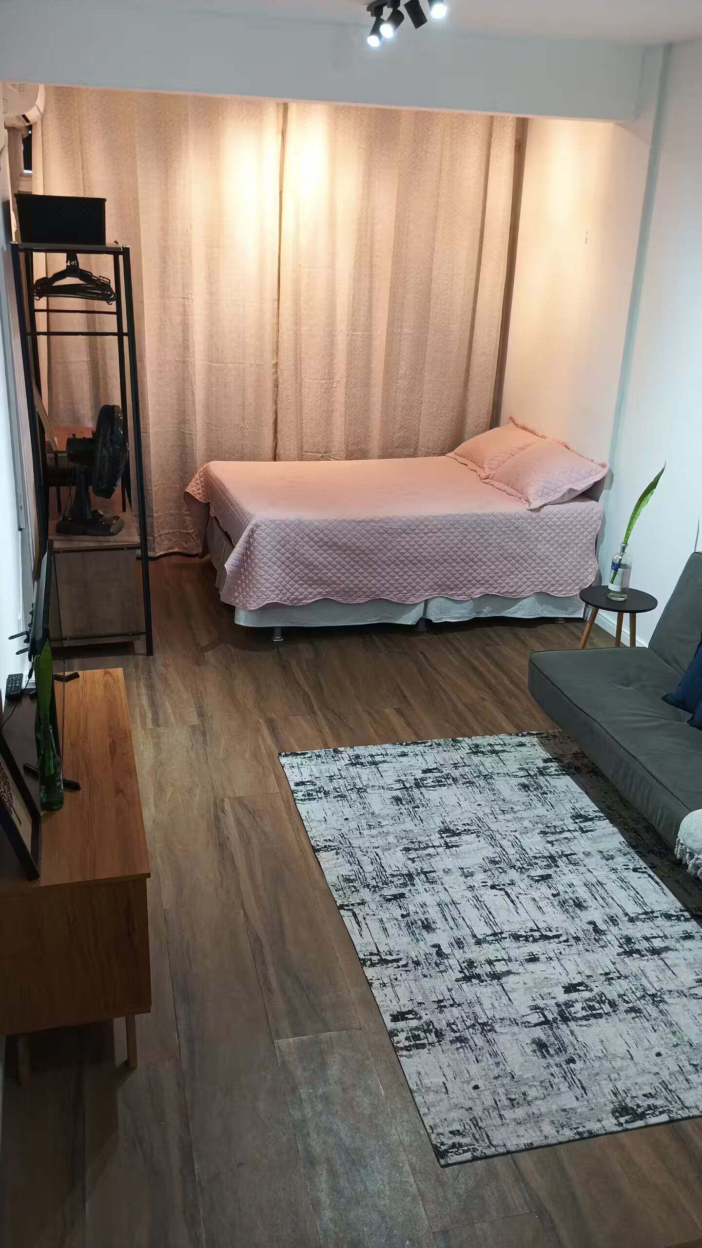 1 slaapkamer, een strijkplank/strijkijzer, wifi, beddengoed