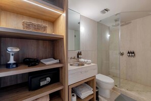 Shower, hair dryer, towels, shampoo - Capitalia | Chapultepec Forest Chic Haven (Ciudad de México)