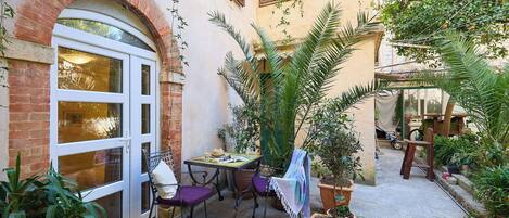 屋外ダイニングエリア