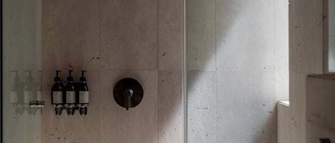 Douche, sĂšche-cheveux, serviettes fournies, shampoing