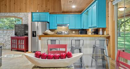 Toledo Bend Cottage Retreat – Private Pond Fishing – King Bed