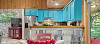 Toledo Bend Cottage Retreat – Private Pond Fishing – King Bed