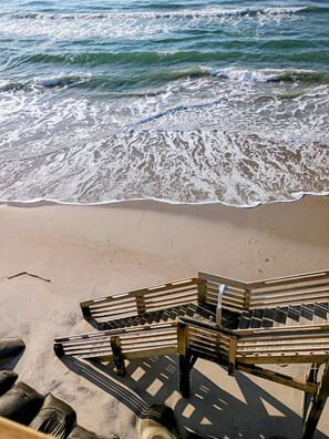 Beach towels - Welcome to Pellom's Perch. A Beautiful Oceanfront Couple's Retreat. (North Topsail Beach)