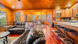 L’intérieur d’une cabane en rondins comprend un salon, un coin repas et une cuisine.