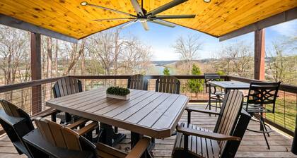 The Hideaway: Large (7BD), Modern, Lakefront, Dock