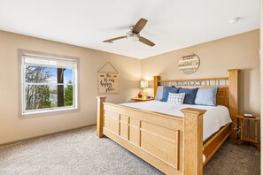 6 bedrooms, desk, WiFi, bed sheets