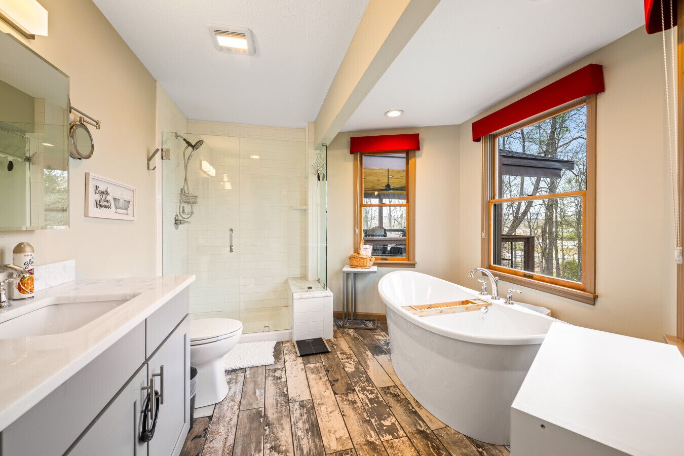 Een badkamer met een douche, toilet en bad.