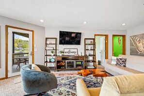 TV, fireplace, table football - Swihart II: Lakefront (No Wake), Hot Tub, Dock, 10 (LaFollette)
