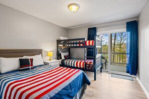 5 bedrooms, desk, free WiFi, bed sheets - Livin` the Dream: Lakefront, Dock, Firepit, 16 (LaFollette)