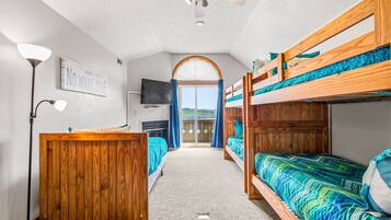 3 bedrooms, desk, travel crib, WiFi