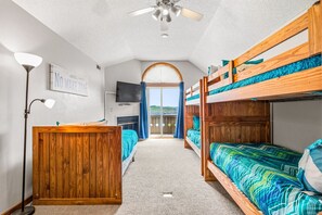 3 bedrooms, desk, travel cot, WiFi
