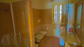 Doccia, asciugacapelli, bidet, asciugamani