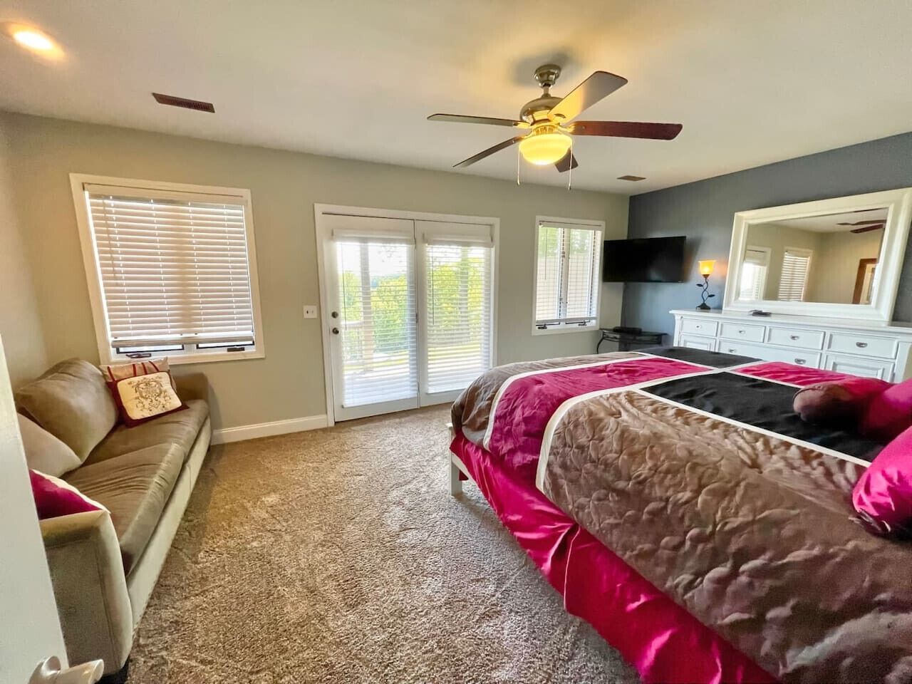2 bedrooms, desk, WiFi, bed sheets