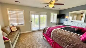 2 bedrooms, desk, WiFi, bed sheets