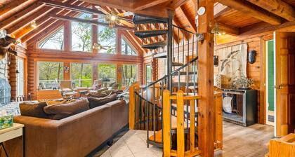 Lakefront Lodge: Covered Dock, Hot Tub, Fire Pit