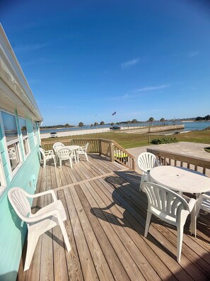 Outdoor dining - Water’s Edge at Randall’s - Cottage Overlooking the Intracoastal Waterway (Shallotte)