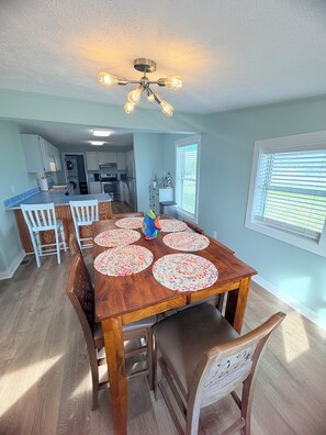 Dining - Water’s Edge at Randall’s - Cottage Overlooking the Intracoastal Waterway (Shallotte)