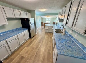 Private kitchen - Water’s Edge at Randall’s - Cottage Overlooking the Intracoastal Waterway (Shallotte)