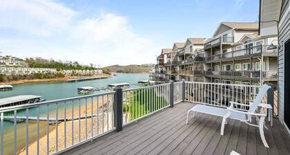 112#4 Condo: Modern, Lakefront, Spacious