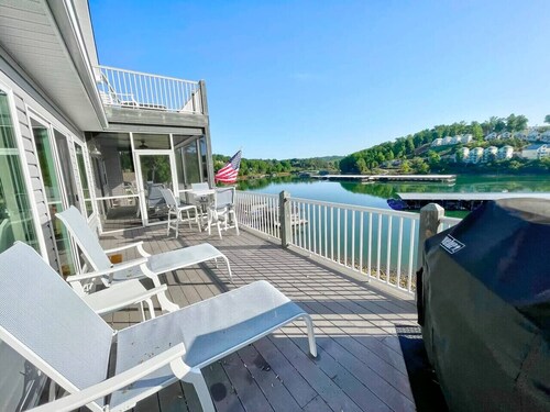 112-4 Condo - Modern, Lakefront, Spacious