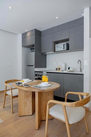 Fridge, microwave, oven, stovetop - Capitalia | Elevated Living, Effortless Rhythm (Ciudad de México)