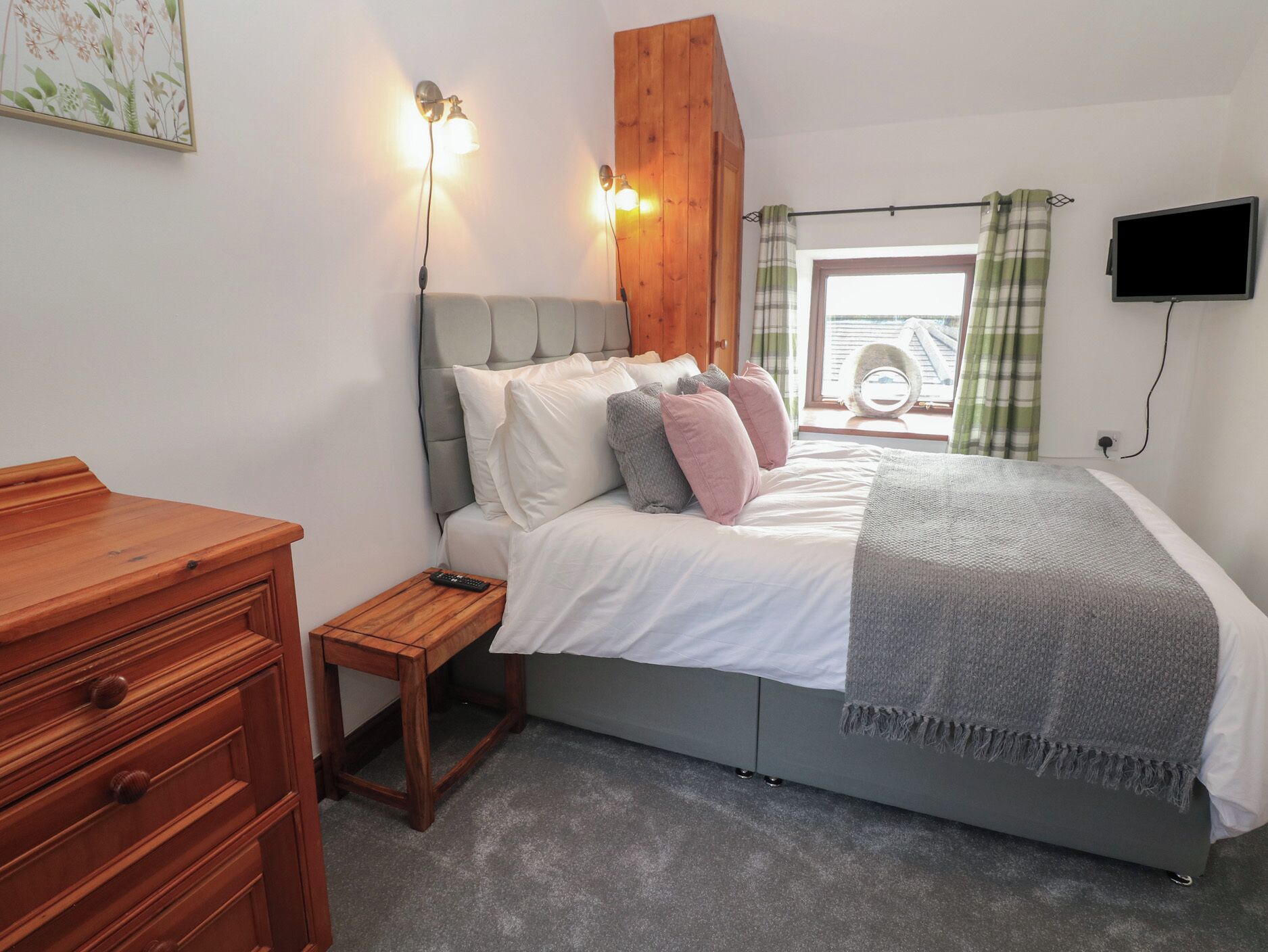 2 bedrooms, individually decorated, individually furnished, free WiFi