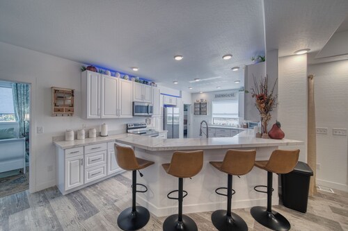 Desert Oasis Estate: Saltwater Pool, Hot Tub & Gourmet Outdoor Kitchen