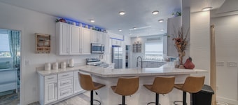 Desert Oasis Estate: Saltwater Pool, Hot Tub & Gourmet Outdoor Kitchen