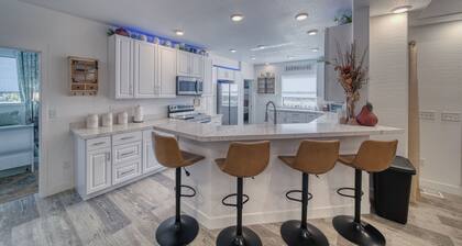 Desert Oasis Estate: Saltwater Pool, Hot Tub & Gourmet Outdoor Kitchen