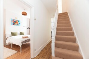 5 bedrooms, iron/ironing board, free WiFi, bed sheets - 4-Bed Family Home / Garden / Near Elizabeth Line - Pass the Keys (London)