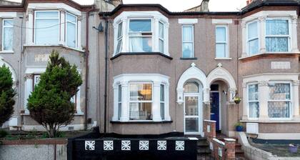 4-Bed Family Home / Garden / Near Elizabeth Line - Pass the Keys