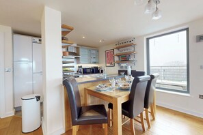 Dining - Penthouse Sanctuary with Wraparound Balcony - Pass the Keys (London)