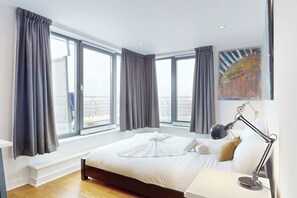 3 bedrooms, iron/ironing board, free WiFi, bed sheets - Penthouse Sanctuary with Wraparound Balcony - Pass the Keys (London)