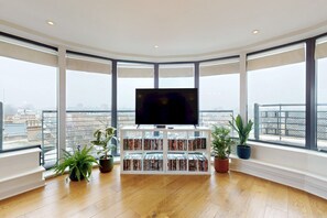 Interior - Penthouse Sanctuary with Wraparound Balcony - Pass the Keys (London)