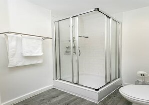 Douche, sèche-cheveux, serviettes fournies
