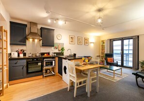Fridge, microwave, oven, dining tables - Nottingham Apartment |Fast WiFi | Near Attractions - Pass the Keys (Nottingham)