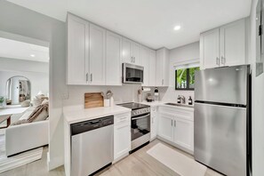 Private kitchen - Waterfront Unit #4 20 Min Walk to Beach, Shops and Restaurants (Fort Lauderdale)