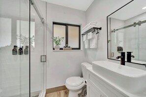 Een haardroger, handdoeken, zeep, toiletpapier