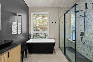 Douche, sèche-cheveux, serviettes fournies